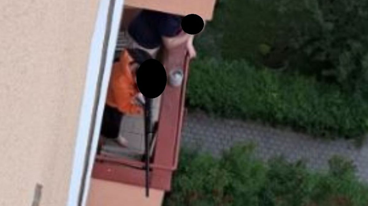 Mladík střílel z balkonu v Ostravě, airsoftovou zbraní trefil auto policie